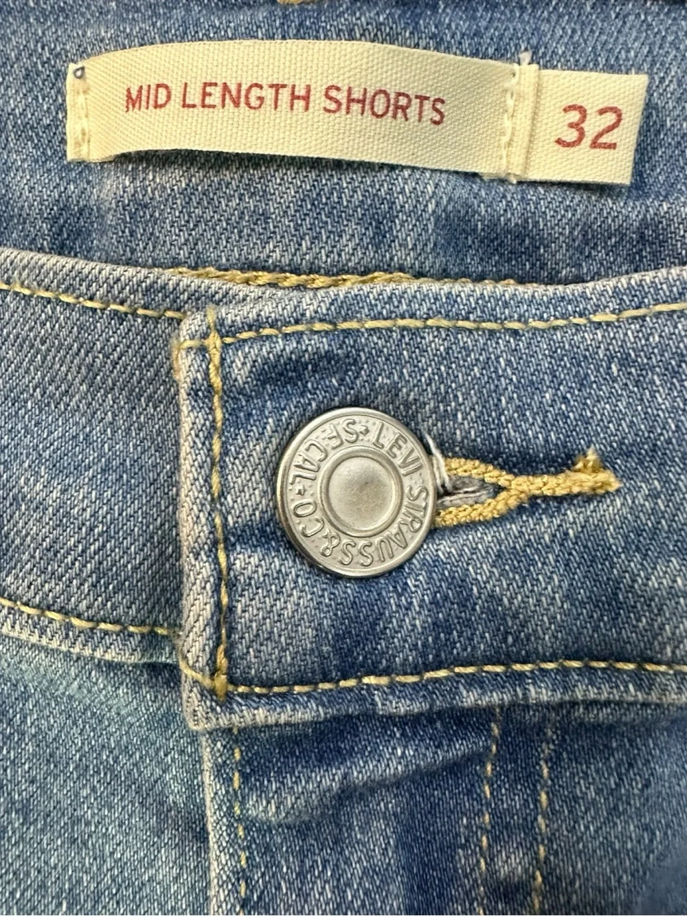 Levi’s Mid Length Shorts I'm Just A Fan Medium Wash Size 32 NWT Stretch Denim